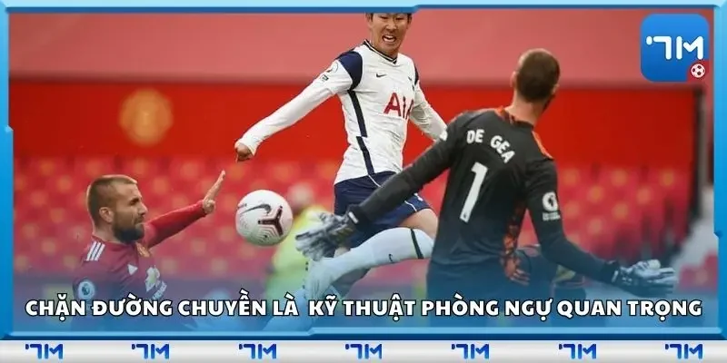 Chặn đường chuyền là một trong những kỹ thuật phòng ngự quan trọng