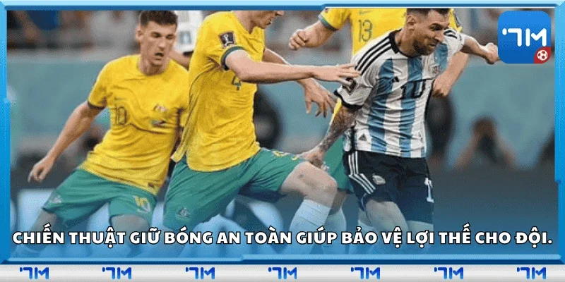 Chiến thuật giữ bóng an toàn giúp bảo vệ lợi thế cho đội.