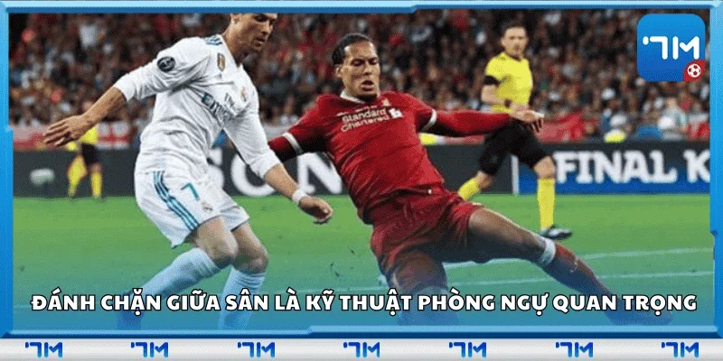 Đánh chặn giữa sân là kỹ thuật phòng ngự quan trọng